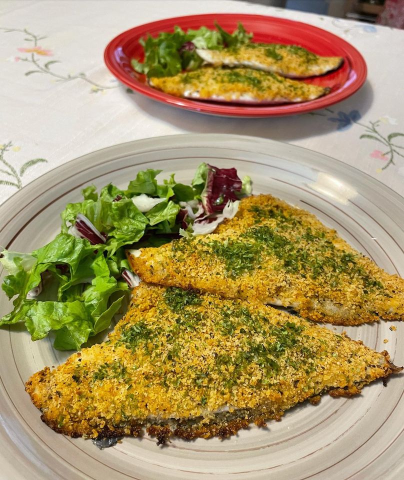 Foto della ricetta dei Filetti di Orata con panatura di alloro, basilico, erba cipollina, aneto e ginepro, con alga nori e paprika.