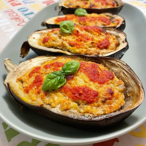 Foto della ricetta delle melanzane ripiene alla Mediterranea con macinato di pollo, olive taggiasche, salsa di pomodoro e uovo