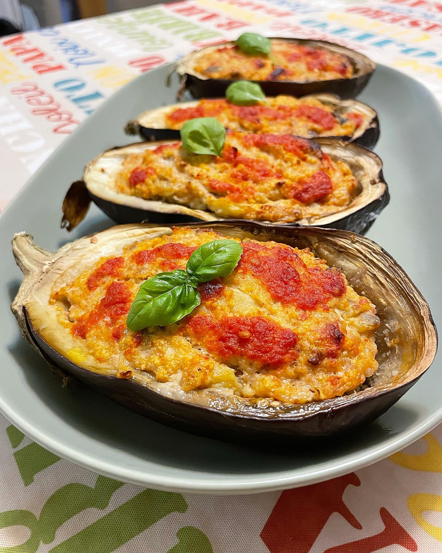 Foto della ricetta delle melanzane ripiene alla Mediterranea con macinato di pollo, olive taggiasche, salsa di pomodoro e uovo