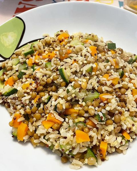 Foto della ricetta del Mix di cereali con zucchine, carota, lenticchie, aglio e olio di oliva.