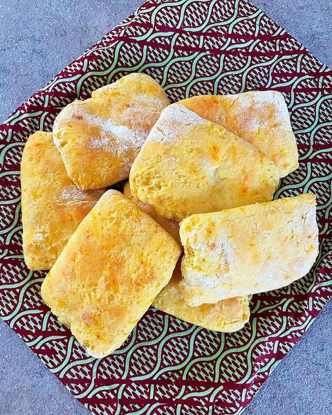 Foto della ricetta dei panini di Ricotta e Zafferano con semola di grano duro, ricotta di pecora e lievito di birra.