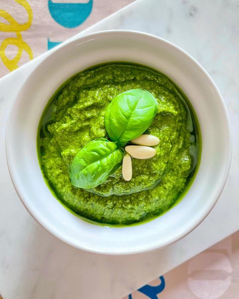 Foto della ricetta di Pesto di basilico e pinoli, con aglio, pecorino Sardo, GranCampidano o Parmigiano Reggiano e olio extravergine di oliva