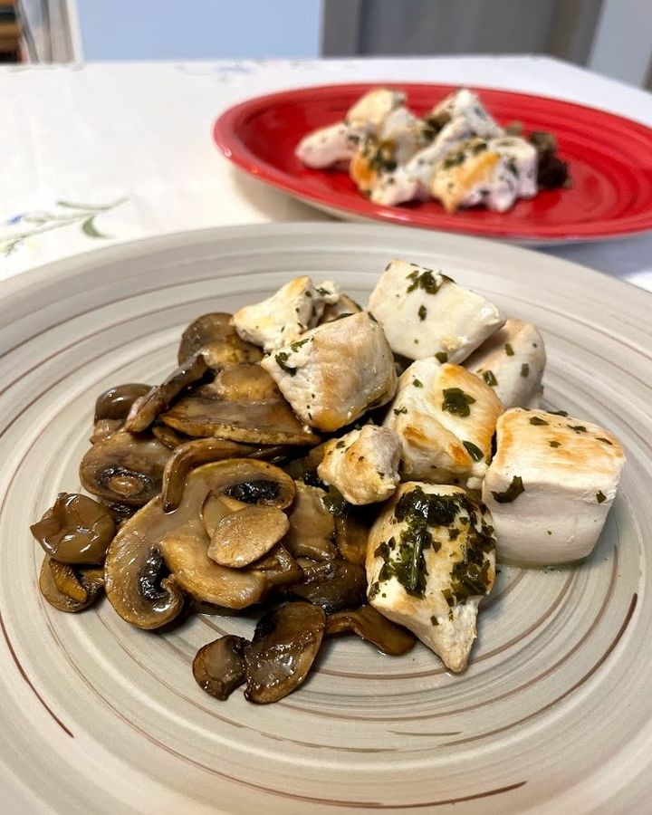 Foto della ricetta di bocconcini di Pollo con funghi, olive taggiasche, limone e prezzemolo