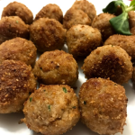 Foto della ricetta delle Polpette di carne con macinato di bovino, macinato di suino, uovo, parmigiano ed erba cipollina.