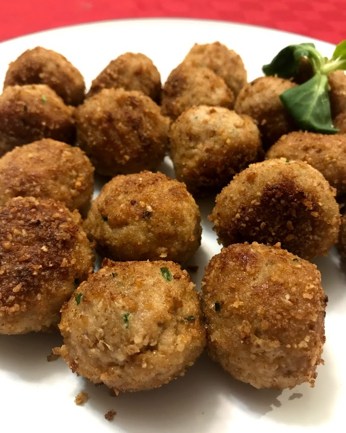 Foto della ricetta delle Polpette di carne con macinato di bovino, macinato di suino, uovo, parmigiano ed erba cipollina.