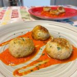 Foto della ricetta di polpette di pollo con salsa ai peperoni, con parmigiano reggiano, erba cipollina e olio extra vergine di oliva