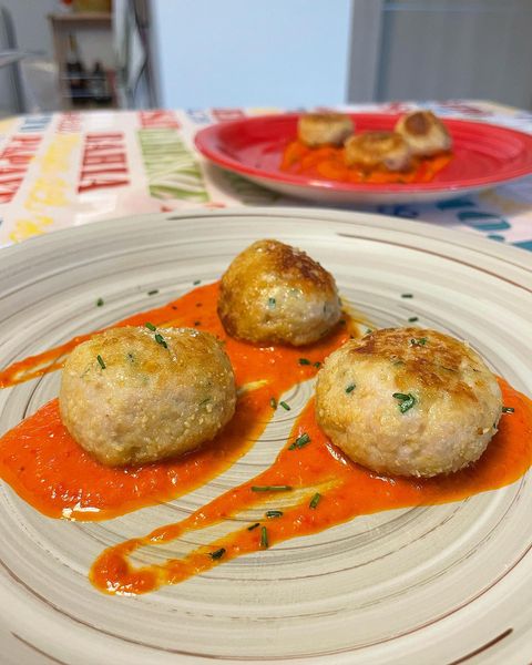 Foto della ricetta di polpette di pollo con salsa ai peperoni, con parmigiano reggiano, erba cipollina e olio extra vergine di oliva