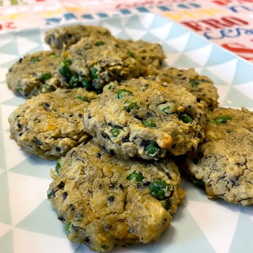 Foto della ricetta delle Polpette vegane di lenticchie rosse e piselli con farina di ceci, basilico e semi di sesamo nero