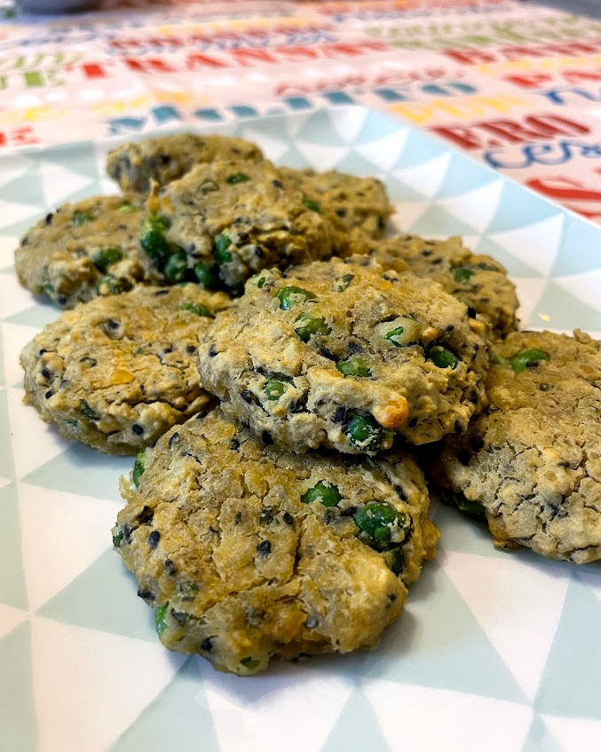 Foto della ricetta delle Polpette vegane di lenticchie rosse e piselli con farina di ceci, basilico e semi di sesamo nero