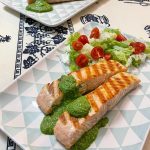 Foto della ricetta del salmone alla piastra con salsa di rucola con pinoli e olio extravergine di oliva.