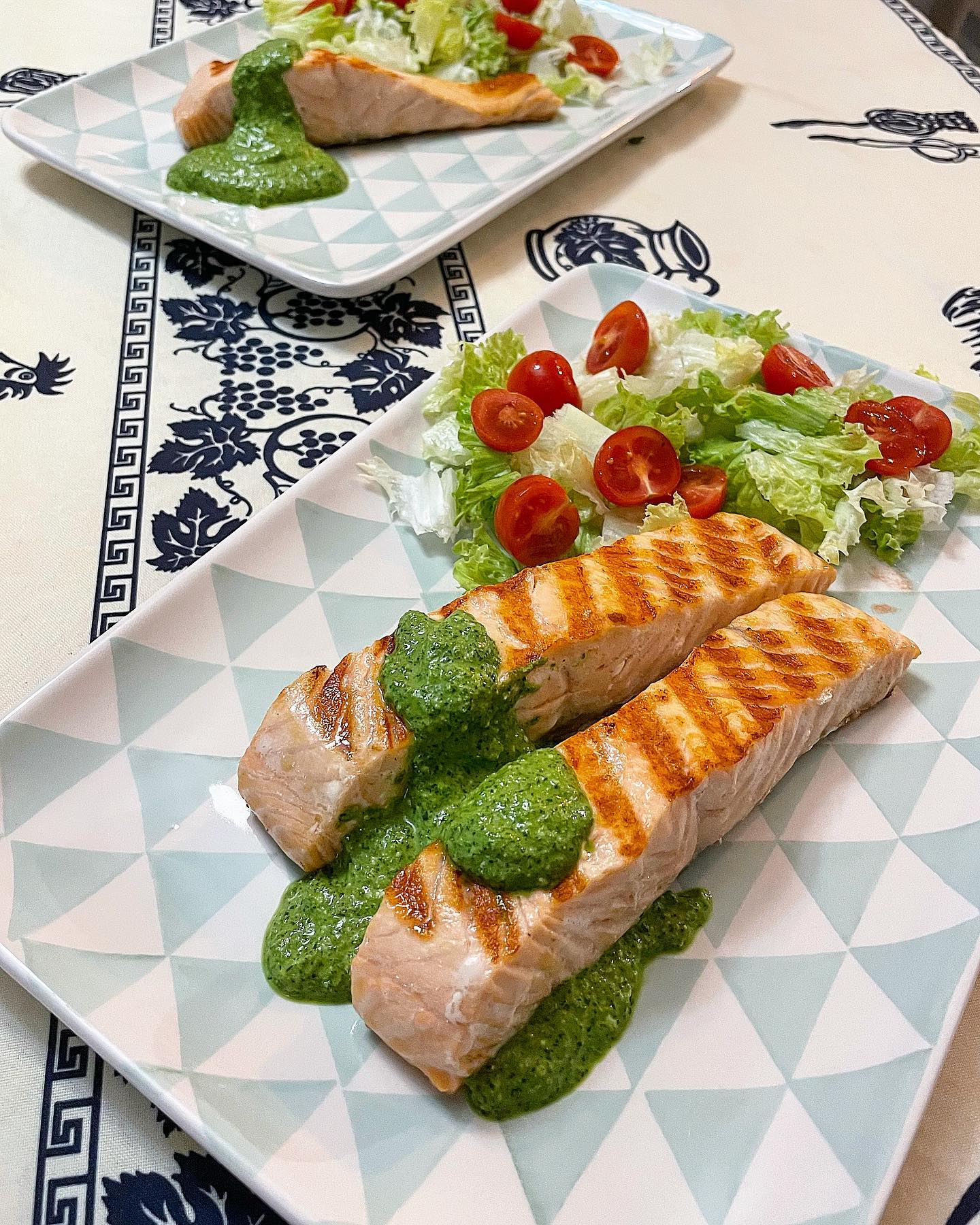 Foto della ricetta del salmone alla piastra con salsa di rucola con pinoli e olio extravergine di oliva.