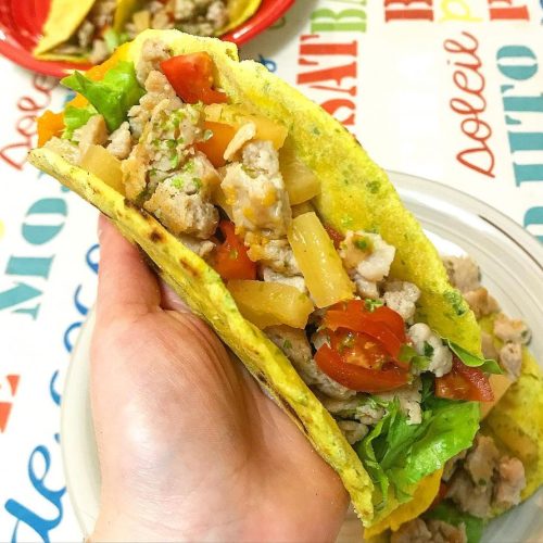 Foto della ricetta dei Tacos di pollo Fusion con semola di grano duro, alga nori, macinato di pollo, salsa di soia, pomodorini, ananas e insalata verde.