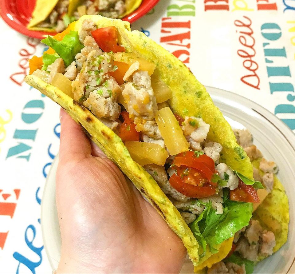 Foto della ricetta dei Tacos di pollo Fusion con semola di grano duro, alga nori, macinato di pollo, salsa di soia, pomodorini, ananas e insalata verde.