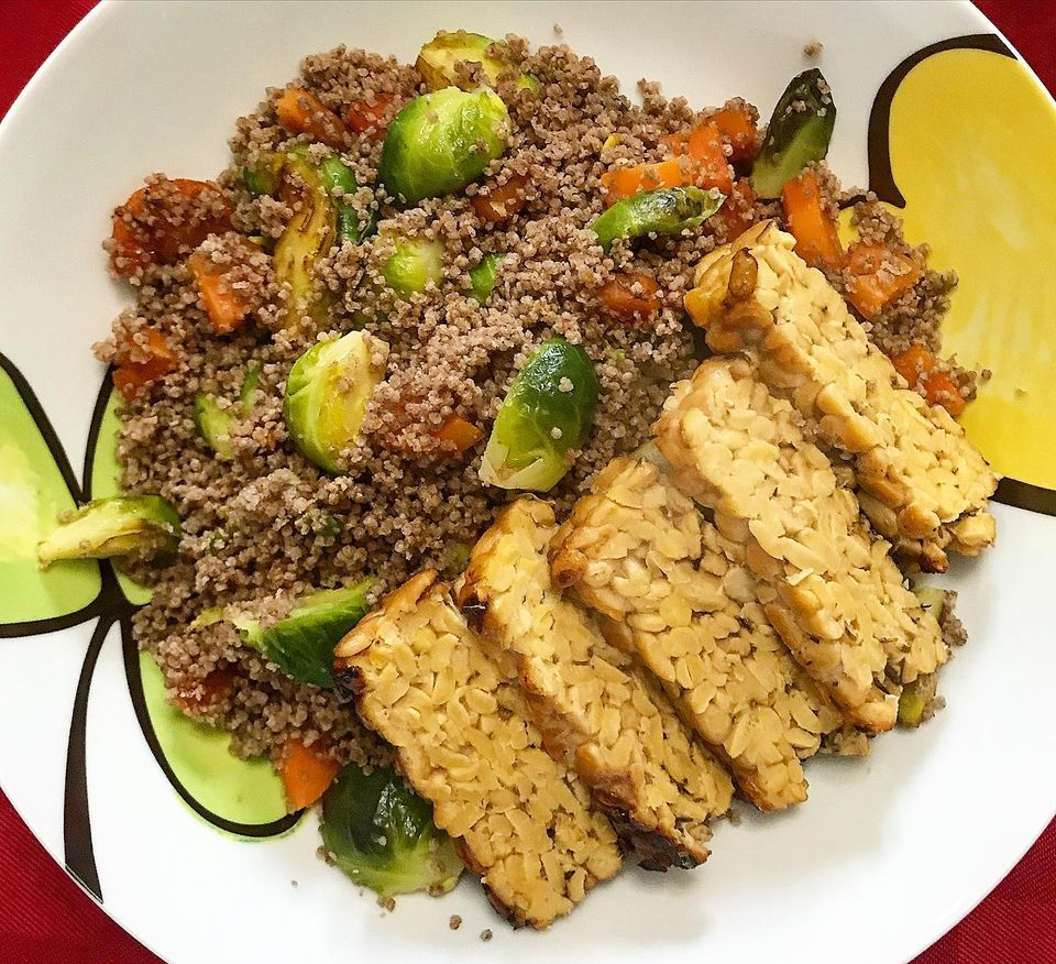 Foto della ricetta del cous cous di grano saraceno con carote, cavoletti di Bruxelles e curcuma e Tempeh alla piastra