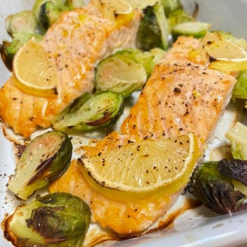 Foto della ricetta del Salmone al limone, impiattato con cavoletti di Bruxelles