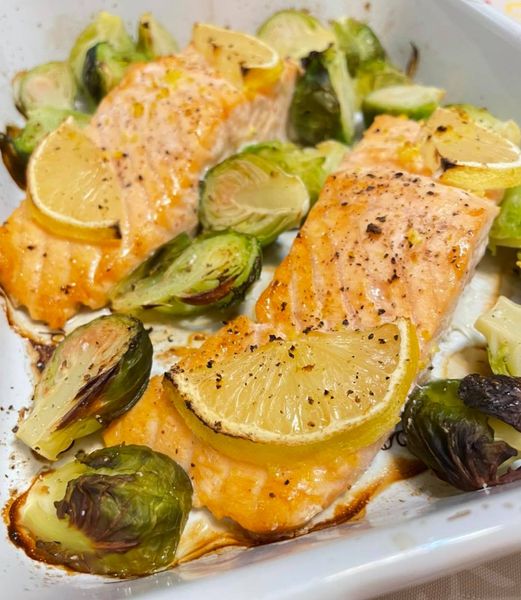 Foto della ricetta del Salmone al limone, impiattato con cavoletti di Bruxelles