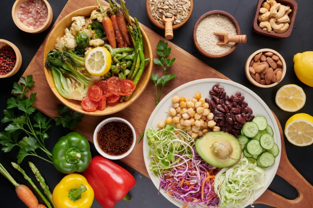 Foto dall'alto di una Bowl con pranzo vegano, verdure, legumi e frutta